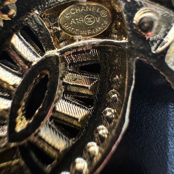 CHANEL PENDANT CLEAR CRYSTAL ON GOLD - Picture 7 of 17